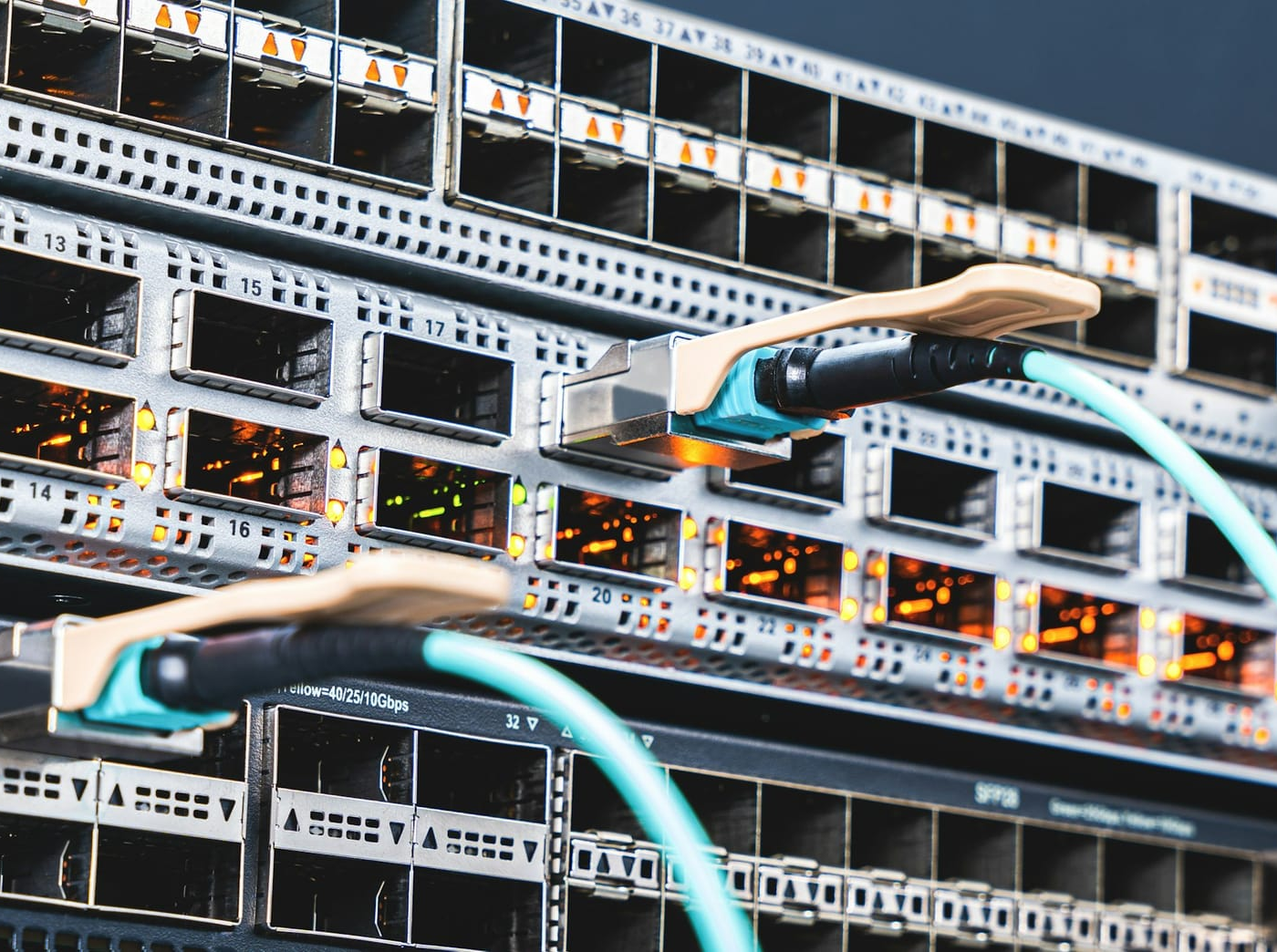 Netzwerkkabel an einem Server im Rechenzentrum